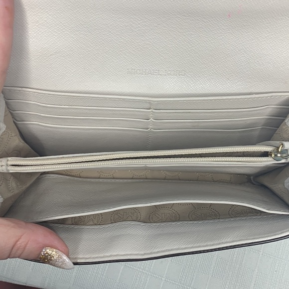 Michael Kors Fulton vanilla Flap Wallet - Picture 6 of 8